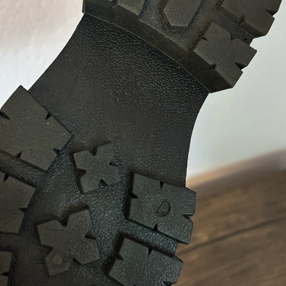 black shoes size 7 - Picture 5 of 5